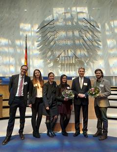 Die HSD-Studierenden Viviann Banh 83. v.re.) und Max Larl (re.) mit dem Präsidenten des Bundeskartellamts, Andreas Mundt.